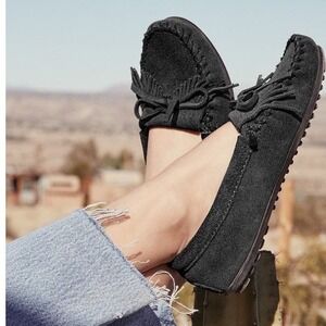 Minnetonka Womens Kilty Suede Driving Shoe Black Moccasin Loafer 400 Sz 7